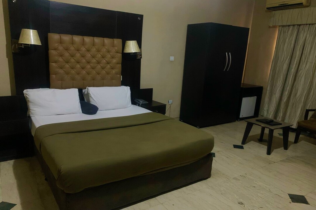 EXECUTIVE SUITE